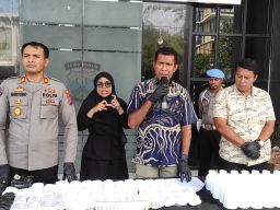 Polrestabes Surabaya berhasil mengamankan tersangka pengedar obat keras berbahaya