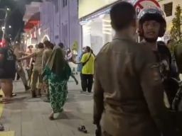 Satpol PP Kembali Lakukan Penertiban Pedagang Kaki Lima di Kawasan Kota Lama Surabaya