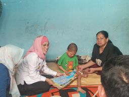 Pj Wali Kota Surabaya Restu Novi Widiani Peduli Anak Disabilitas