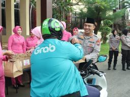 Berbagi Keceriaan Ramadhan, Polres Bangkalan dan Bhayangkari Bagikan Ratusan Takjil