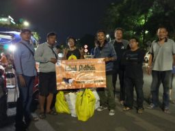 Tak Hanya Menulis AWS Dan FORWAN Tampil Berikan Aksi Nyata Bagikan Daging Qurban
