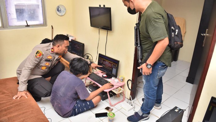 16 Operator Judi Online