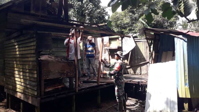 Serka Salahudin Gotong Royong Bantu Perbaiki Rumah Warga