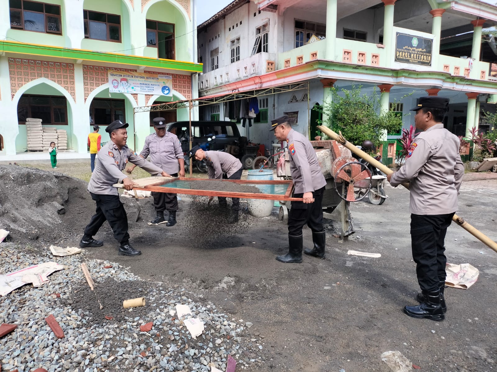 Polisi Bersama Warga Kompak Bantu Pembangunan Gedung Ponpes di Karangan
