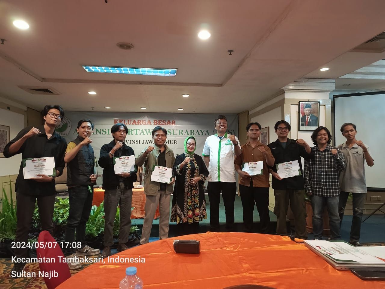 Foto : Bunda SAH bersama ketua AWS usai memberikan sertifikat kepada para Mahasiswa