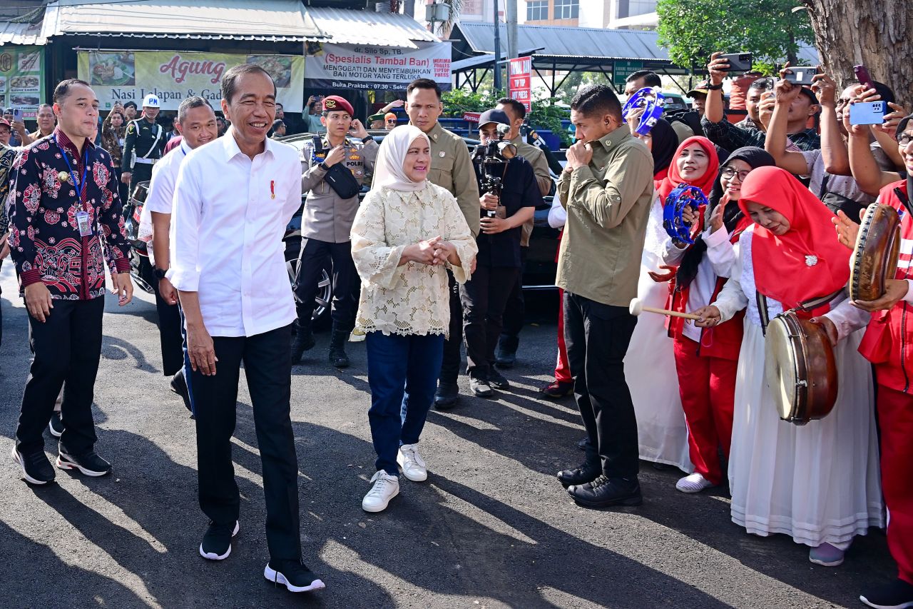 Kunjungan Presiden Jokowi ke Pasar Dukuh Kupang: Harga Stabil, Pedagang dan Warga Antusias