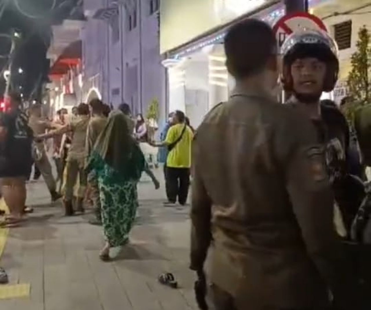 Satpol PP Kembali Lakukan Penertiban Pedagang Kaki Lima di Kawasan Kota Lama Surabaya