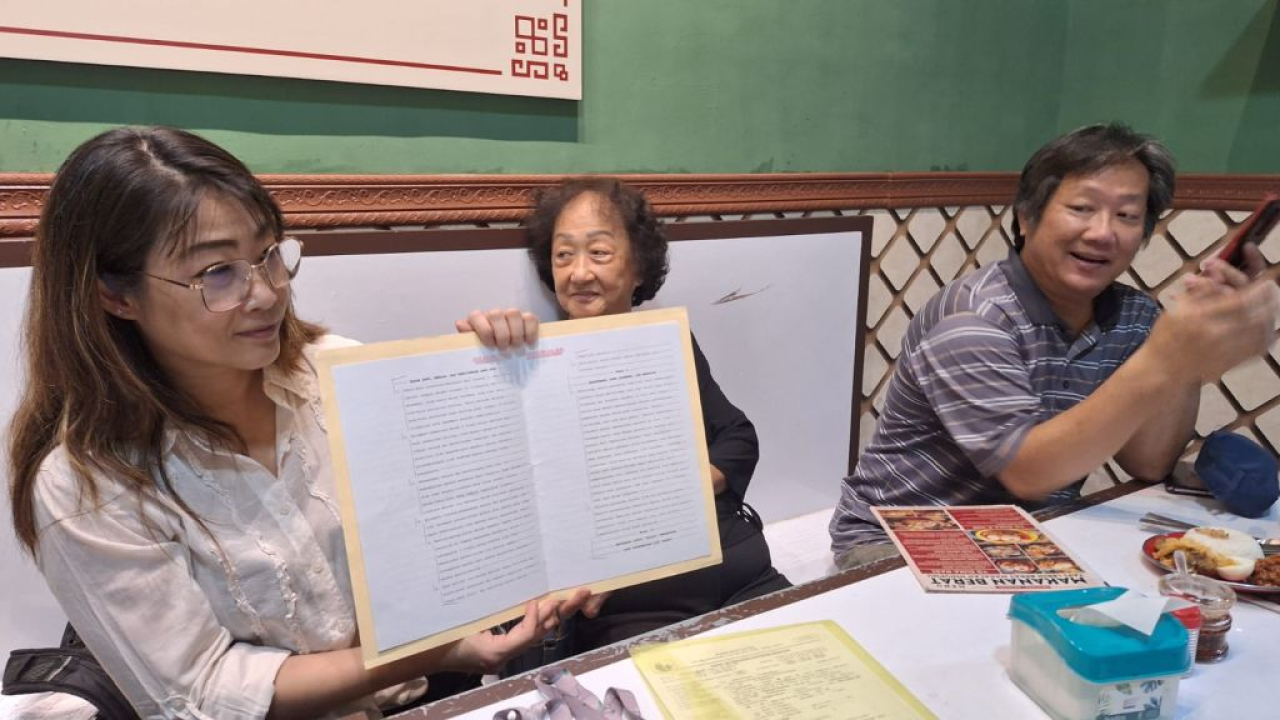 Ibu dan kakak kandung terdakwa Herman saat meberikan keterangan kepada media beberapa waktu lalu.