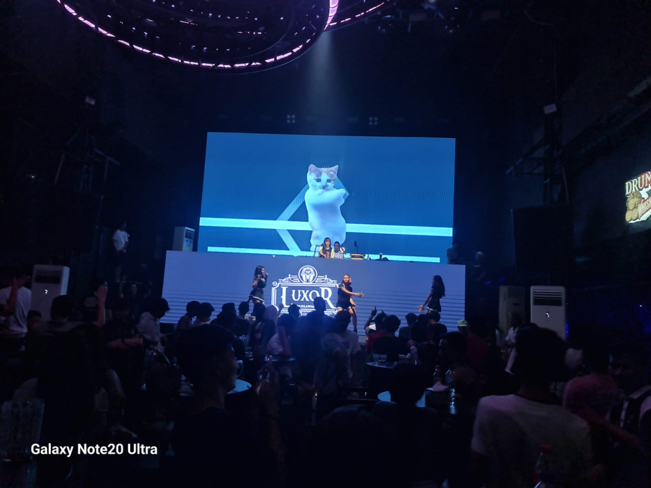 Di Klub Luxor Jl. Pahlawan No.118 Surabaya, Saat Performe seksi dancer