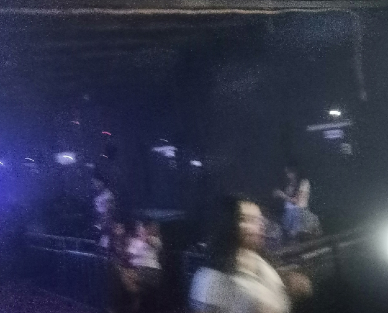 Kotak sofa di dekat kasir dan bar adalah tempat LC berkumpul