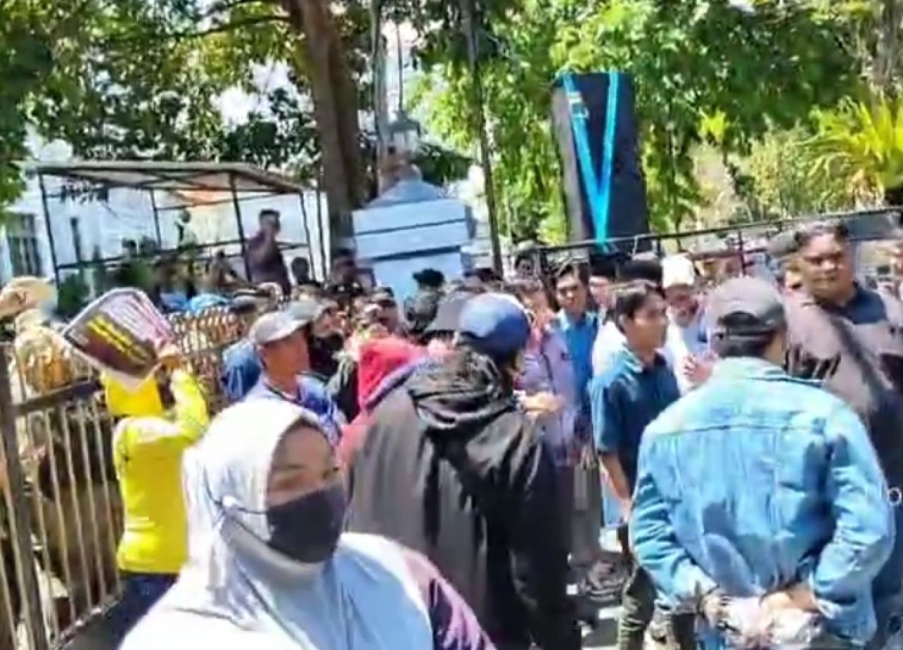 Aksi SMP-MP Surabaya Dihadang, Diduga Sekelompok Orang Pendukung Walikota